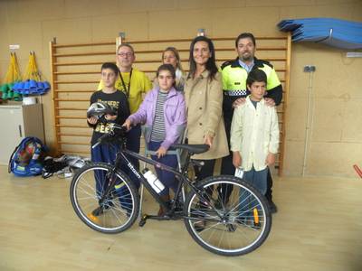 La regidoria d’Ensenyament sorteja una bicicleta entre els participants al concurs d’educació viària de l’escola Europa