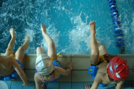 La regidoria d’Esports obre noves inscripcions per als cursets de natació infantil