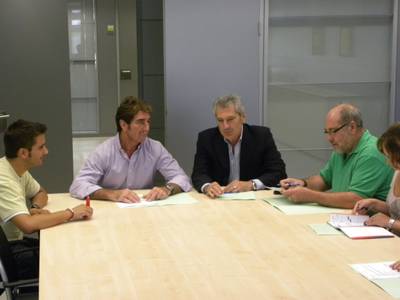 La Regidoria d'Acció Social rep a l’Associació Familiars Alzheimer de Salou i es comprometen a millorar el centre de dia de la Residència Municipal