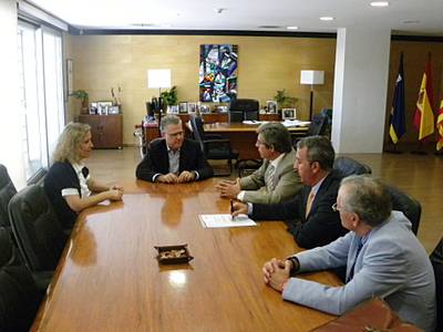 La Regidoria de Promoció Econòmica de l’Ajuntament de Salou i L’Associació 365 dies Vila Comercial de Salou signen sengles convenis amb el Banc Sabadell per finançar emprenedors i comerciants
