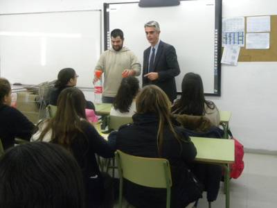 La regidoria de Salut Pública  explica el reciclatge d’olis usats als instituts