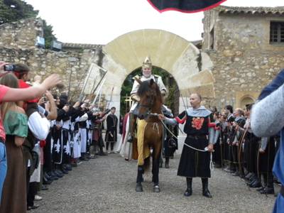 La sortida del Rei Jaume des de la Torre Vella reuneix a centenars de curiosos