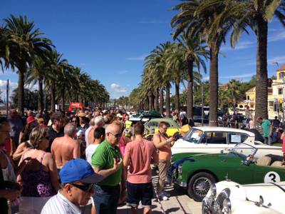 La tercera edició del Rally Clàssics Costa Daurada reuneix a un centenar de cotxes històrics al passeig Jaume I