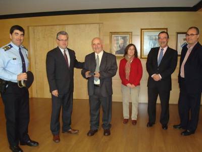 L'alcalde de Salou fa entrega de l'agulla d'or a dos treballadors que s'han jubilat