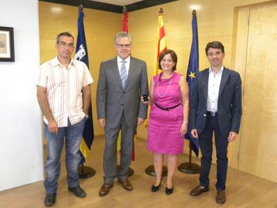 L'alcalde de Salou lliura el pin de plata a Laura Ros