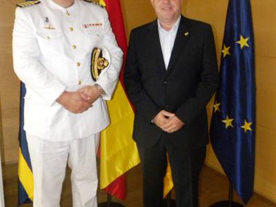 L'alcalde rep el nou comandant naval de Tarragona