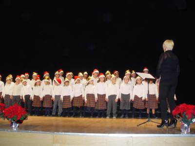 Les corals dels centres escolars de Salou omplen el TAS