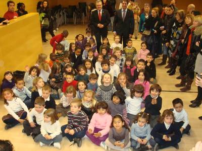Lliuren els premis als nens guanyadors del concurs de dibuix del calendari de Comerç