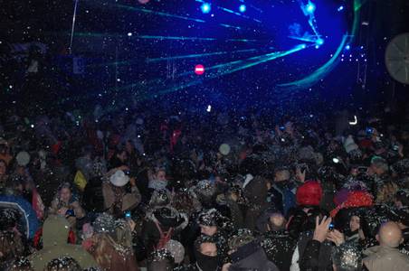 Més de 30.000 persones gaudeixen de la neu del Cós Blanc a Salou