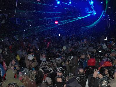 Més de 30.000 persones gaudeixen de la neu del Cós Blanc a Salou