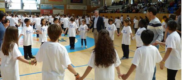 Més de 300 nens i nenes de Salou ballen sardanes per Sant Jordi