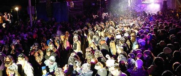 Més de 32.000 persones gaudeixen de la festa del confeti a Salou, el Cós Blanc