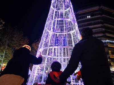 Milers de persones viuen amb il·lusió l'encesa de les llums de Nadal
