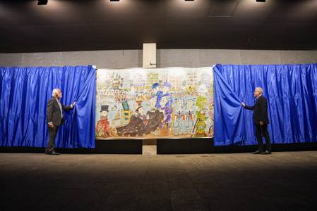 Pilarín Bayés exhibeix escenes històriques de Salou en un mural