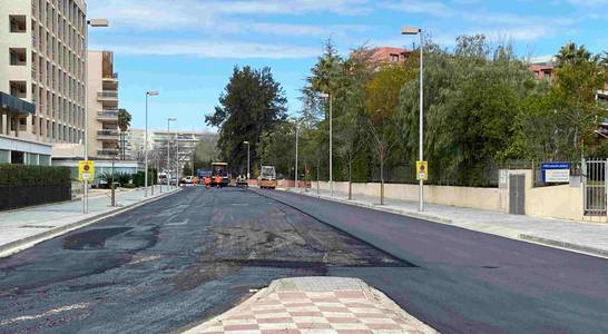 Salou asfalta, íntegrament, diversos carrers del municipi, entre la plaça Europa i el carrer del Terrer