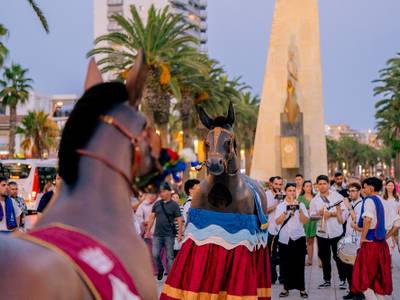 📸Salou batega en cada actuació del 'Seguici de Convidats'