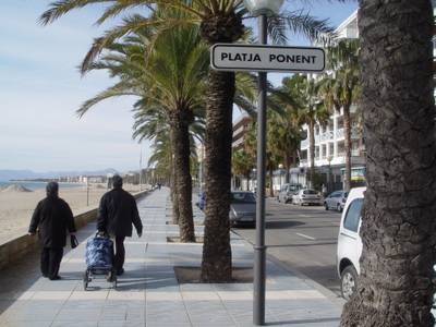 Salou crea un nou carril-bici al passeig Miramar, davant la platja de Ponent