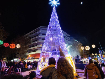 Salou dona la benvinguda al Nadal amb l'encesa de llums