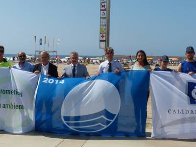Salou hissa els distintius de Bandera Blava, Q de qualitat i ISO 14,001 a les platges del municipi
