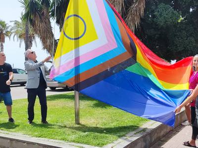 Salou hissa la bandera LGTBIQ+ al Passeig Jaume I