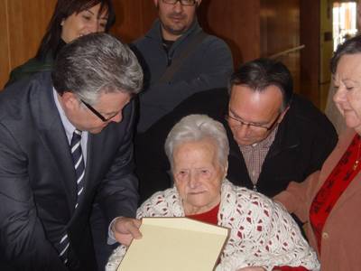 Salou homenatja amb una placa a dues àvies centenàries: Cinta Piñol i Maria Tudela