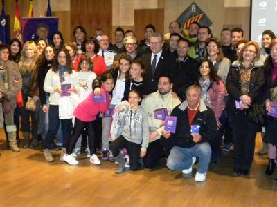 Salou lliura a les 140 colles i entitats participants a la Festa Major un vídeo dels actes