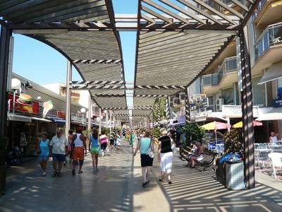 Salou multarà els comerços que no respectin l’estètica de la via pública