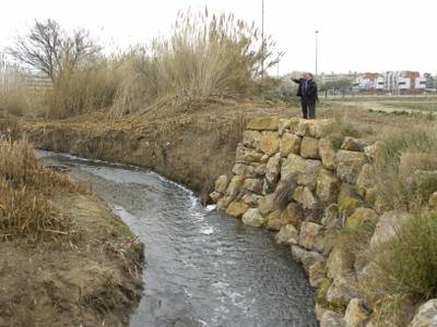 Salou neteja la llera del barranc de Barenys