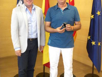 Salou reconeix al funcionari Jordi Fernández els 25 anys de servei a l’Ajuntament