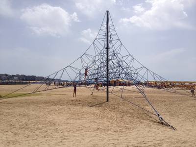 Salou renova els jocs infantils de les platges de Llevant i Ponent