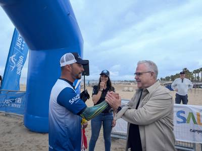 Salou rep Alberto Lorente, que culmina un repte solidari de més de 20 dies nedant per la costa espanyola