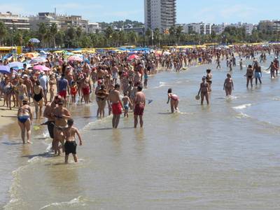 Salou sancionarà aquesta temporada els banyistes que no respectin la bandera vermella a les platges