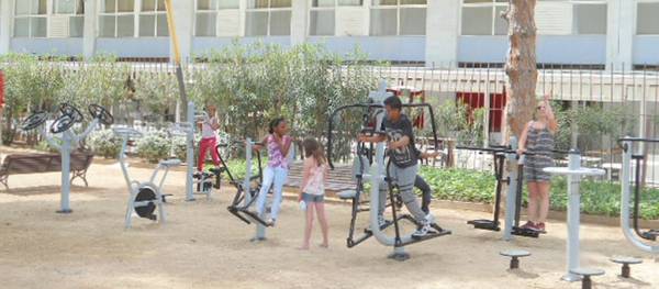 S'instal·len una vintena de jocs tipus fitness a dos parcs del municipi