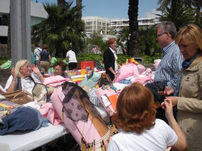 Trobada de puntaires a l’espigó del moll de Salou
