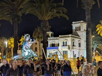 Un gran castell de focs i la processó posen punt final a les Nits Daurades