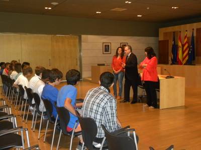 Un grup d’escolars nouvinguts de l’IES Marta Mata s’entrevista amb l’alcalde de Salou