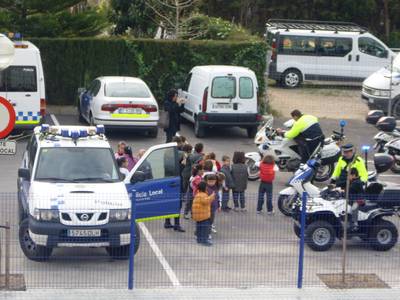 Un grup d’escolars visiten les dependències de la Policia Local de Salou