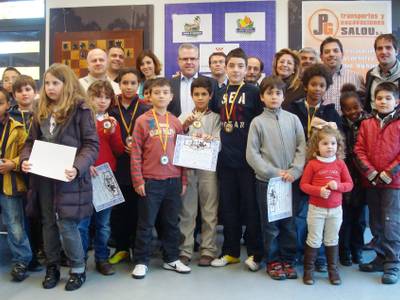 Vint joves participen a la primera olimpíada escolar d’escacs