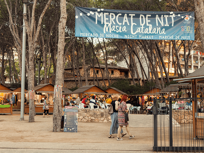 Actuación de Julia Crespo en el Mercat de Nit