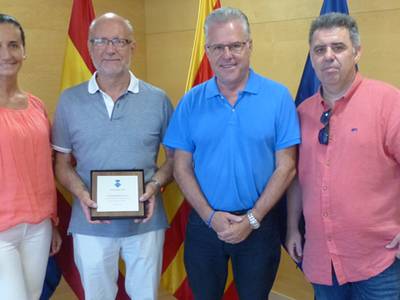 El alcalde entrega una placa al profesor Josep Maria Reventós con motivo de su jubilación