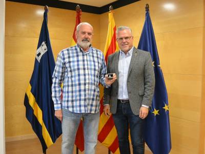 El alcalde Pere Granados entrega el pin de plata al trabajador Antonio Alejandre Vega, por sus 25 años de servicio al Ayuntamiento