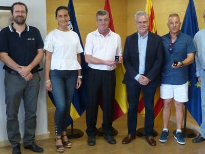 El Ayuntamiento entrega el pin de plata a 2 trabajadores de Salou por sus 25 años de servicio