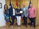 El alcalde entrega una placa a la profesora Montserrat Ferré con motivo de su jubilación