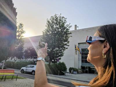 El lunes comienza el reparto de gafas para ver el eclipse en Salou