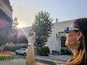 El lunes comienza el reparto de gafas para ver el eclipse en Salou