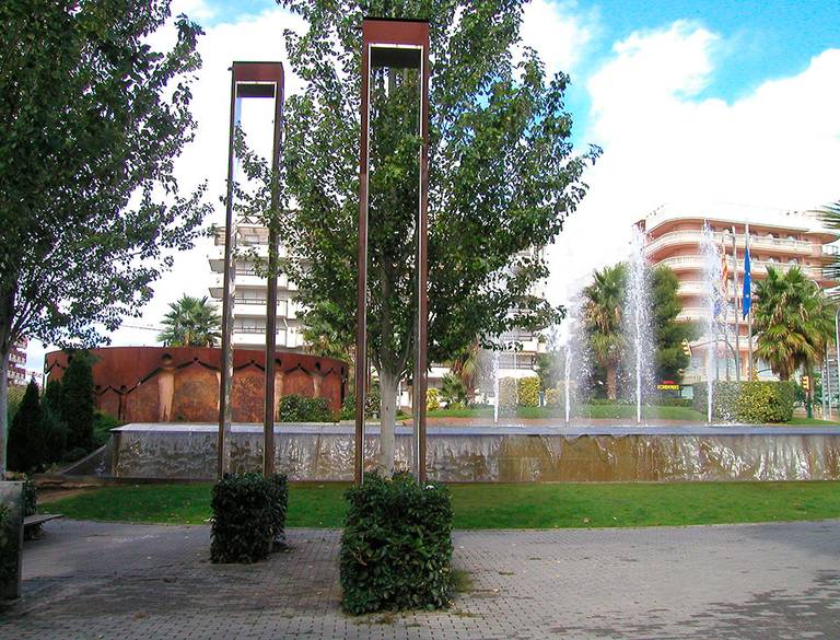 Monumento a la Sardana - Plaza de la Sardana