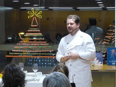 El chef Pep Moreno, del restaurante 'Deliranto', muestra cómo poner la mesa de Navidad en un taller solidario en la Biblioteca de Salou, en beneficio de La Marató de TV3