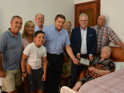 El alcalde de Salou felicita a la Sra. Amparo Macia Torroja como homenaje por el centenario de su nacimiento