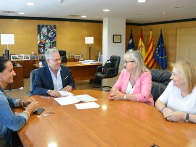 El alcalde Pere Granados se reúne con el Grup de Dones para hablar sobre el futuro Casal de la Dona