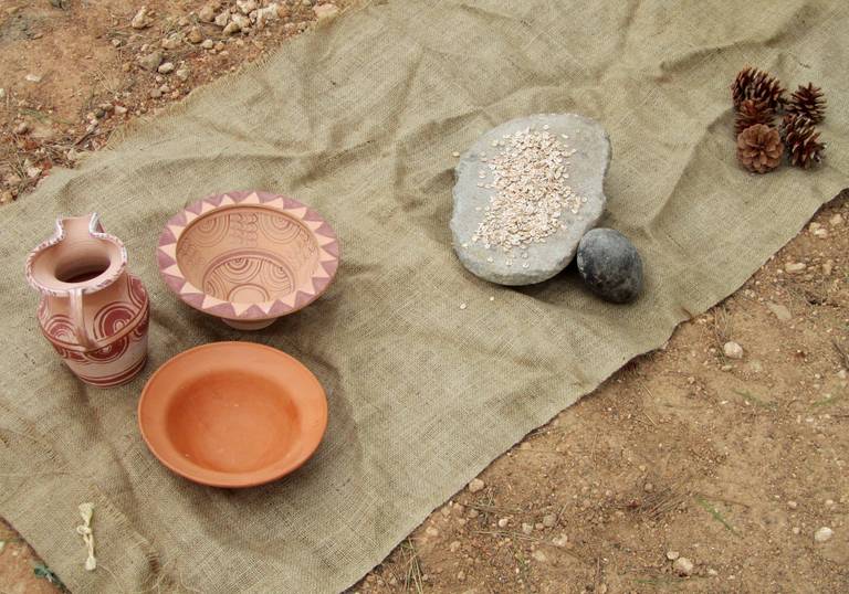 Foto 8 reproducciones cerámica ibérica.jpg